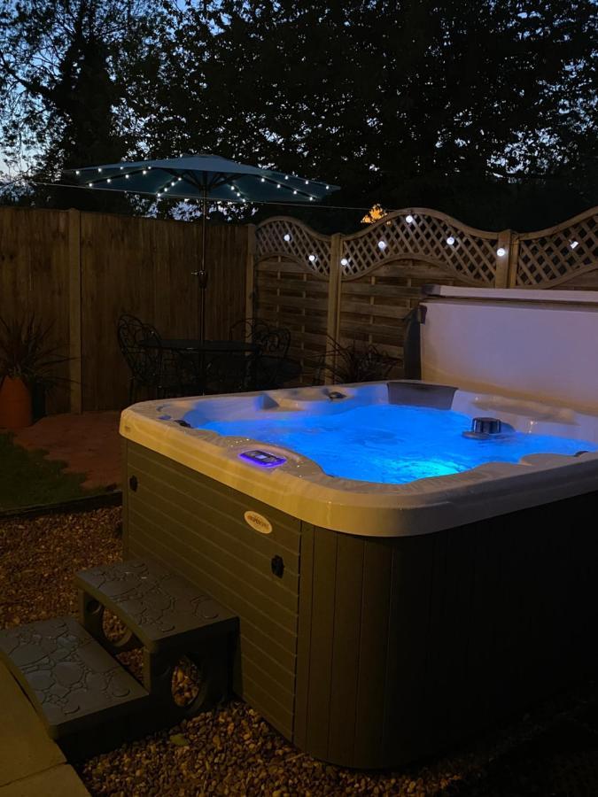 Saving Grace With Private Hot Tub Villa Bawdeswell Екстериор снимка
