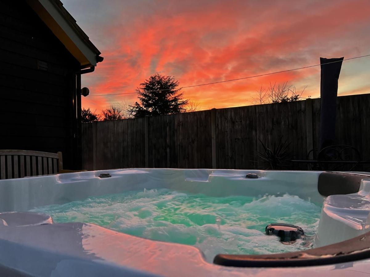 Saving Grace With Private Hot Tub Villa Bawdeswell Екстериор снимка